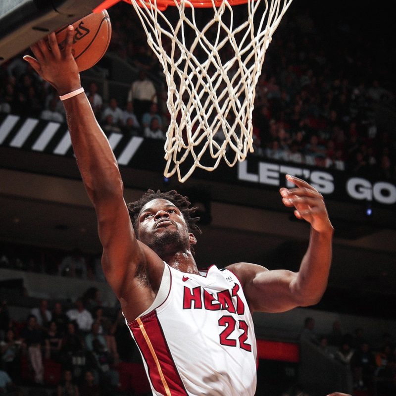 O <strong>Miami Heat</strong> conta com a 4° melhor campanha da Conferência Leste e já está classificado para os playoffs. Para voltar a protagonizar finais, o Heat conta com um time experiente como, por exemplo, Jimmy Butler e Goran Dragic. Além disso, conta com Bam Adebayo, um dos cotados ao prêmio de jogador que mais evoluiu na temporada. – Foto: Divulgação/NBA/ND