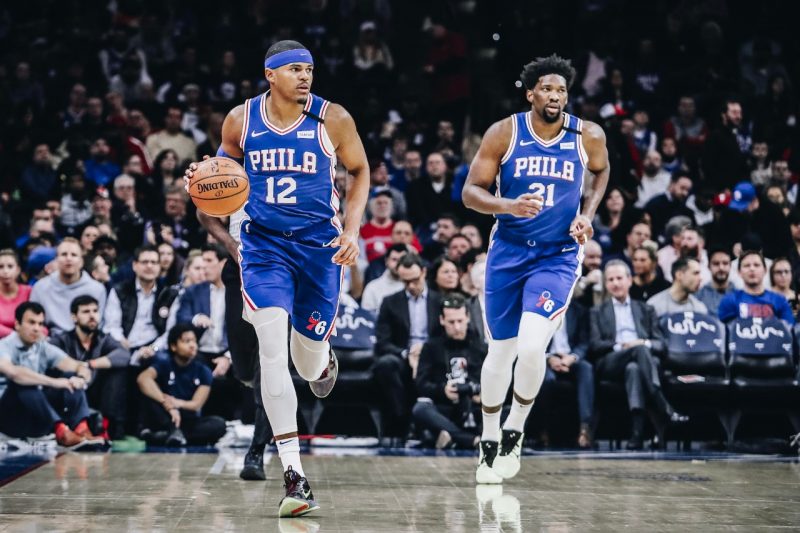O <strong>Philadelphia 76ers</strong> conta com diversos jogadores talentosos como, por exemplo, Ben Simmons, Tobias Harris, Embiid e Al Horford. No entanto, a franquia não demonstrou uma boa química entre os atletas, o que acabou deixando o 76ers apenas com a 6° colocação, mas já garantido para os offs. – Foto: Divulgação/NBA/ND