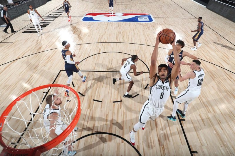 O <strong>Brooklyn Nets</strong> segue na briga pelas duas últimas vagas que estão em aberto, na Conferência Leste, com Orlando Magic e Washington Wizards. No entanto, a equipe de Nova York conta com desfalques muito importantes como, por exemplo, Kyrie Irving, DeAndre Jodan e Spencer Dinwiddie. Por conta disso, o resultado na primeira partida não foi positivo para o Nets, onde foi derrotado por 128 a 118 para o Orlando Magic. – Foto: Divulgação/NBA/ND