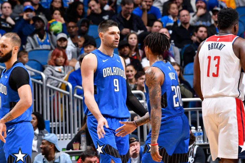Com a 7° colocação na Conferência Leste, o <strong>Orlando Magic</strong> só depende de sí para garantir sua vaga nos offs. Aron Gordon, Jonathan Isaac e o pivô Nikkola Vucevic são os principais responsáveis em colocar a equipe na briga pela vaga do pós-temporada. – Foto: Divulgação/NBA/ND