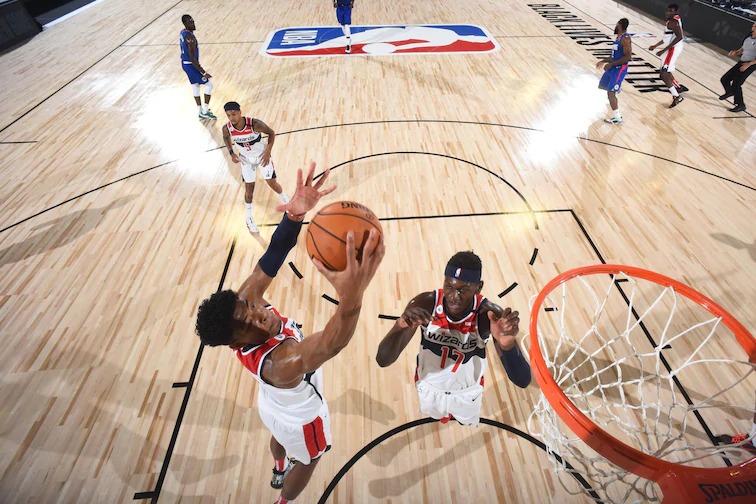 Da Conferência Leste, a missão do <strong>Washington Wizards</strong> pode ser a mais complicada, já que não depende apenas de sí mesmo. Na 9° colocação, o Wizards precisa vencer e torcer para seus adversários diretos, Brooklyn Nets e Magic, percam o máximo de jogos possível. Vale ressaltar que o Nets conta com diversos desfalques e isso pode facilitar o caminho da franquia de Washington. – Foto: Divulgação/NBA/ND