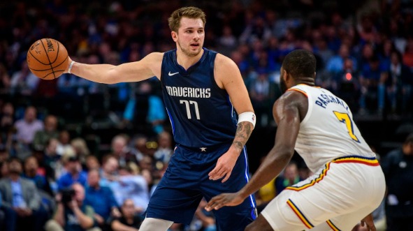 Buscando retornar aos tempos de glória de 2011, quando foi campeão da NBA, o <strong>Dallas Mavericks</strong> precisa de duas vitórias para garantir vaga nos playoffs desta temporada. Dessa forma, a franquia conta com a qualidade da dupla de estrangeiros Luka Doncic (foto) e de Kistaps Porzingis. Com apenas 21 anos, Doncic é o jogador mais jovem na história da liga com um triplo duplo – 28 pontos, 13 rebotes e 10 assistências- Foto: Divulgação/NBA/ND