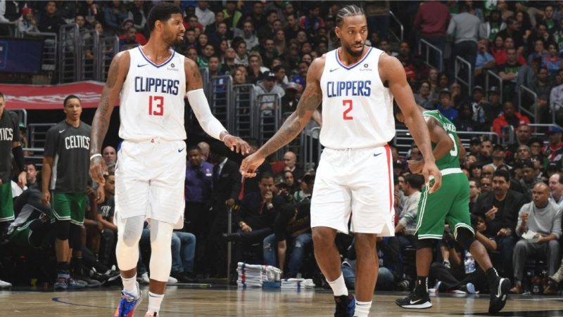 Sob o comando da dupla formada por Kawhi Leonard e Paul George, o <strong>Clippers</strong> apresenta uma equipe muito consistente e com defensores muito sólidos. Além disso, Kawhi pode levar mais uma franquia ao título inédito, já que o Clippers ainda não venceu a NBA – Foto: Divulgação/NBA/ND