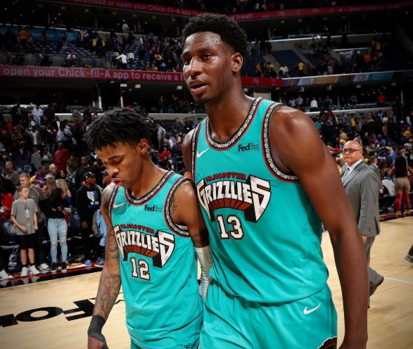 A missão do <strong>Memphis Grizzlies</strong>, 8° colado na Conferência Oeste, não é muito fácil porque precisa vencer o máximo de partidas possíveis para garantir uma vaga nos offs. Para isso, conta com a qualidade do calouro Ja Morant (12) e de Jaren Jackson Jr. – Foto: Divulgação/NBA/ND