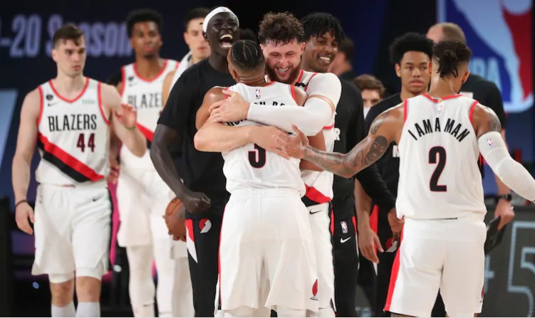 O <strong>Portland Trail Blazes</strong> é o atual 9° colocado da Conferência Oeste e terá que vencer o máximo de jogos possíveis para assumir a 8° colocação do Memphis Grizzlies. Para isso, os Blazers contam com a liderança de Damian Lillard- Foto: Divulgação/NBA/ND