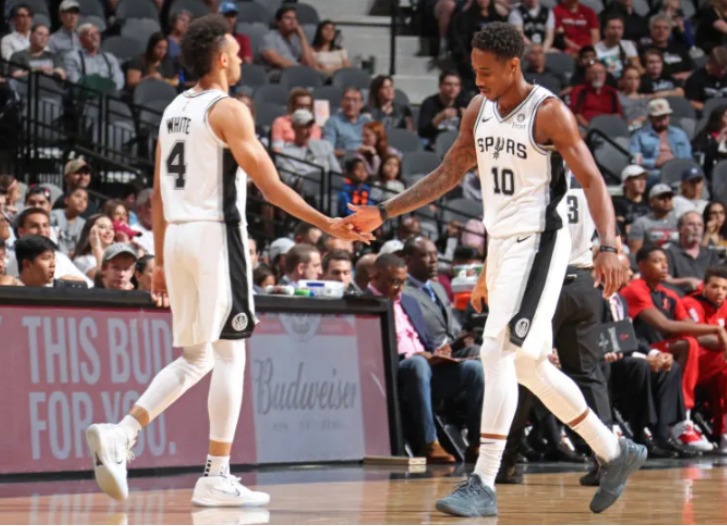 O <strong>San Antonio Spurs</strong>, 10° colocado da Conferência Oeste, pode ficar de fora do offs após 23 anos. Para evitar a situação, o Spurs conta com o experiente DeMar DeRozan – Foto: Divulgação/NBA/ND