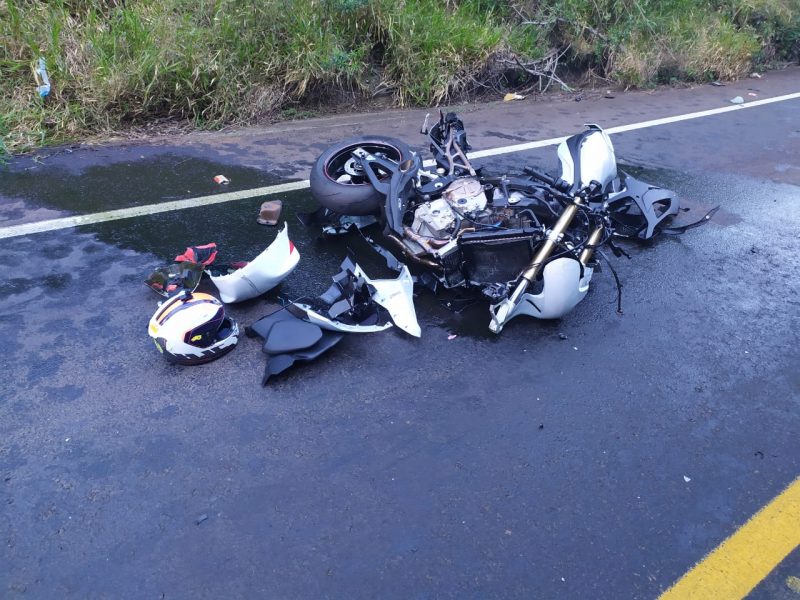 Motociclista morre atropelado ap&oacute;s colis&atilde;o na SC-157, em Coronel Freitas – Foto: PMRv SC/Divulga&ccedil;&atilde;o/ND