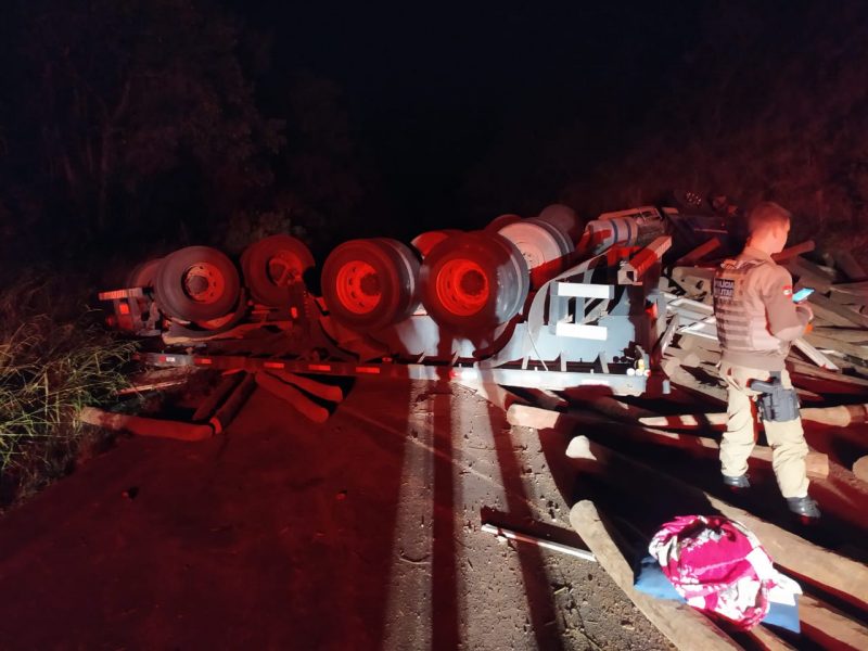 Caminh&atilde;o capotou na SC-305 na madrugada deste s&aacute;bado – Foto: Divulga&ccedil;&atilde;o/PMRv