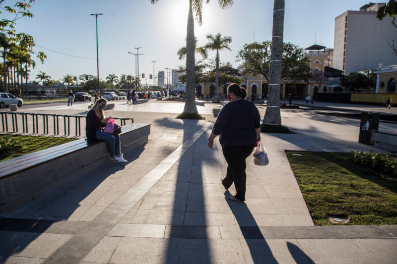 Pessoas na praça próximo do Mercado Público