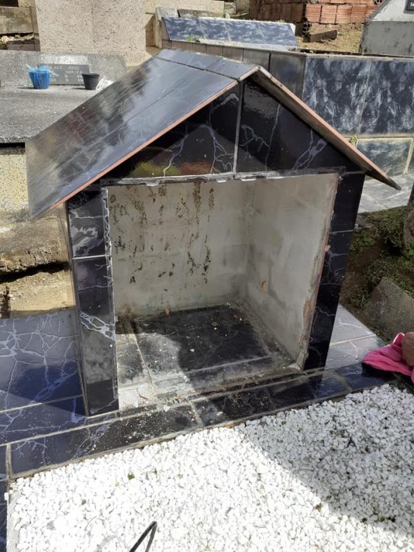 Depreda&ccedil;&atilde;o no jazigo de Rafael Ricardo de Lima, no Cemit&eacute;rio Municipal do Itaum: esquadria de alum&iacute;nio, fotos e flores e at&eacute; azulejos foram levados – Foto: Arquivo pessoal/Divulga&ccedil;&atilde;o ND