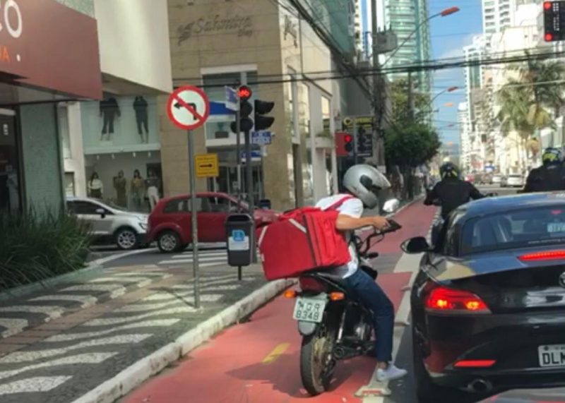 Motociclista assalta carro de luxo em Balne&aacute;rio Cambori&uacute; – Foto: Reprodu&ccedil;&atilde;o internet