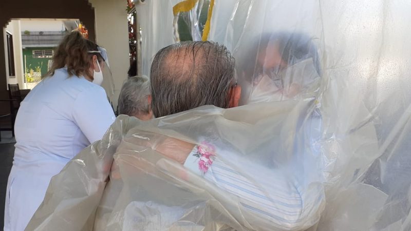 Momento levou idosos e familiares as l&aacute;grimas neste domingo – Foto: Gladionor Ramos/NDTV