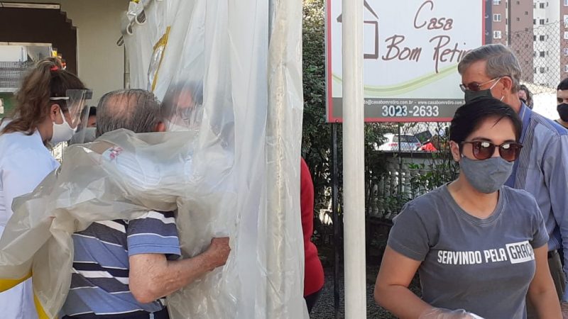 Familiares ficaram emocionados com o gesto – Foto: Gladionor Ramos/NDTV