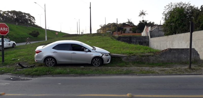 Um dos carros que se envolveu na colis&atilde;o durante a fuga – Foto: Dani Lando/NDTV