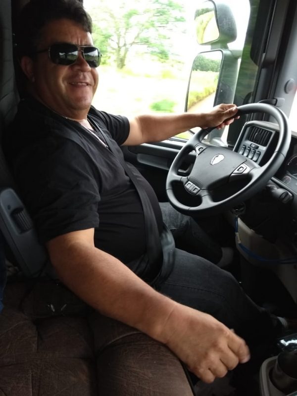 O caminhoneiro Dirceu Maia em sua Scania branca – Foto: Arquivo Pessoal/ND