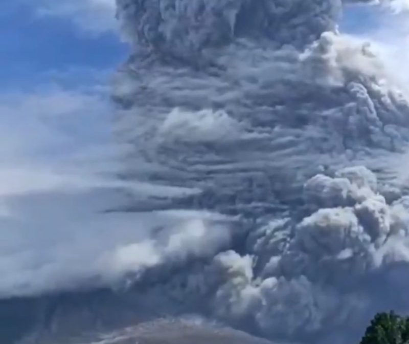 Coluna de fuma&ccedil;a se formou ap&oacute;s erup&ccedil;&atilde;o do vulc&atilde;o na Indon&eacute;sia – Foto: Reprodu&ccedil;&atilde;o/Twitter