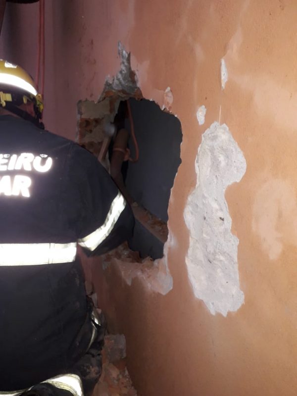 Bombeiros abrem buraco em muro de escola para resgatar crian&ccedil;a presa – Foto: Divulga&ccedil;&atilde;o/Corpo de Bombeiros de Gaspar