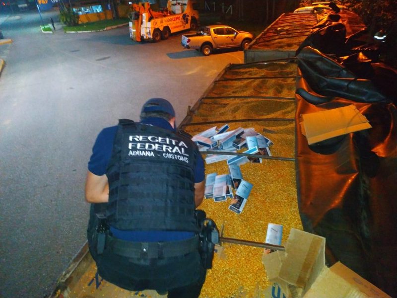 Ma&ccedil;os de cigarro estavam escondidos no meio de uma carga de milho – Foto: Receita Federal/Divulga&ccedil;&atilde;o