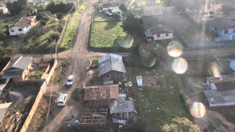 Suspeito foi encontrado escondido em galinheiro – Foto: PM/Divulgação
