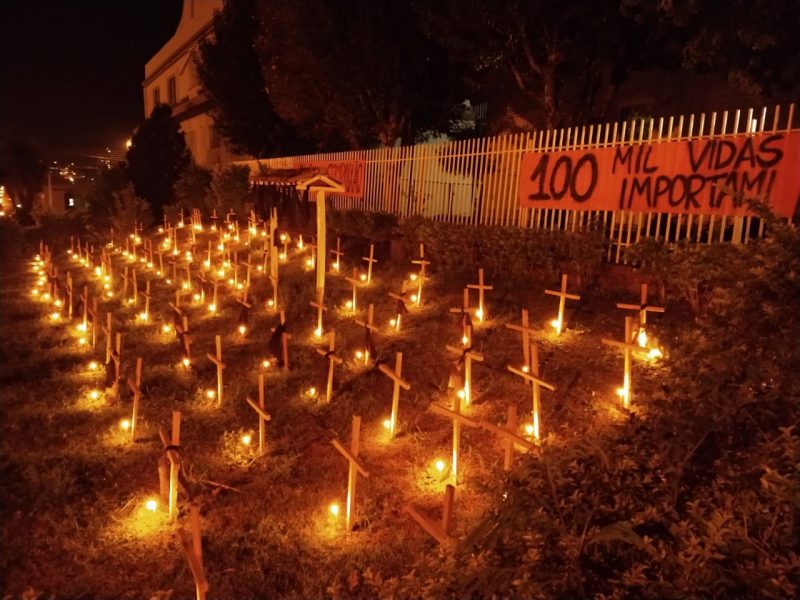 Cruzes e velas lembram vítimas da Covid-19 em protesto em Chapecó &#8211; Foto: Edivandro Luiz/Arquivo pessoal/ND