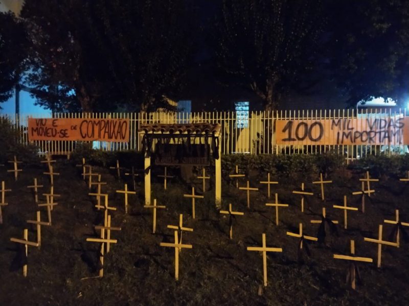 Cruzes e velas lembram vítimas da Covid-19 em protesto em Chapecó &#8211; Foto: Edivandro Luiz/ND