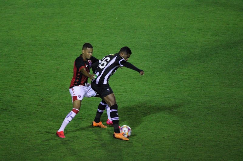 Depois de um primeiro tempo sofrível protagonizado por baianos e catarinenses, a segunda etapa foi um pouco mais movimentada. Diego Gonçalves, com a bola, foi o jogador do Figueirense que mais tentou – ainda que a produção ofensiva do Furacão tenha sido pobre: 5 finalizações a gol em 90 minutos. – Foto: Patrick Floriani/FFC/divulgação