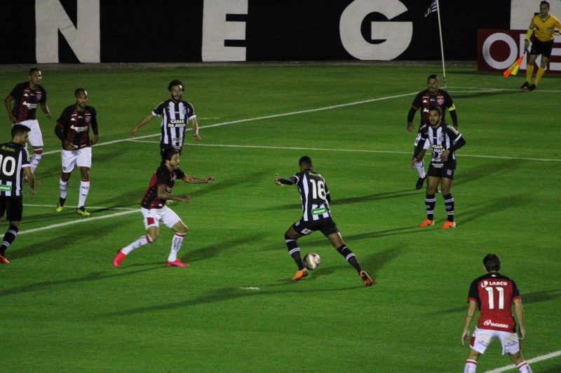 Diego Gonçalves, atleta mais lúcido do Figueirense, parou no goleiro Ronaldo no melhor lance da partida &#8211; Foto: Patrick Floriani/FFC/divulgação