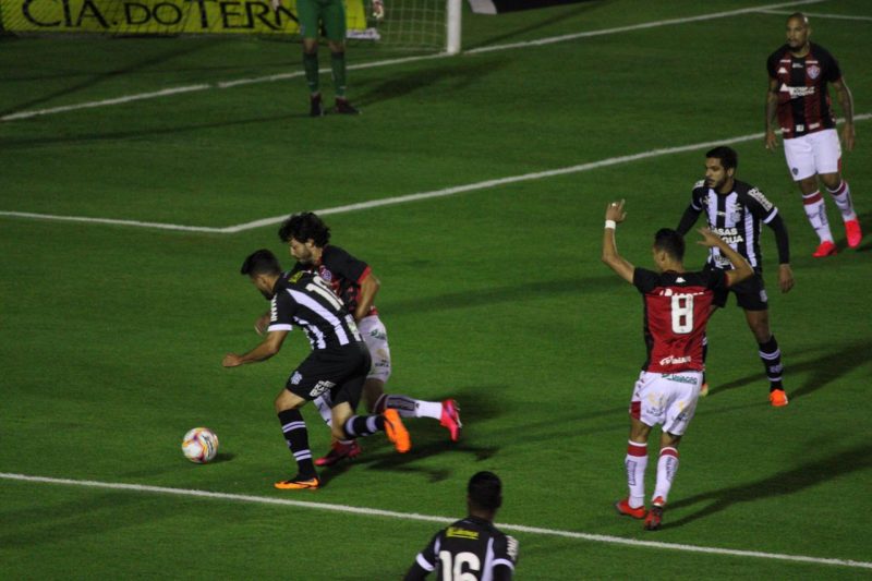 Marquinho, que tenta avançar contra a marcação da defesa rubro-negra, foi outro atleta do Figueirense que tentou produzir. Cansado, saiu para a entrada de Vitor Feijão. Além de ter deixado de somar outros dois pontos, a atuação da equipe voltou a preocupar, ao menos no setor ofensivo, que nos últimos três jogos fez dois gols. – Foto: Patrick Floriani/FFC/ND