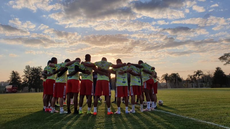 Grupo do Brusque fechou a prepara&ccedil;&atilde;o com um “rach&atilde;o”; Marreco quer manter o 100% – Foto: Lara Vantzen Kempfer/Brusque FC