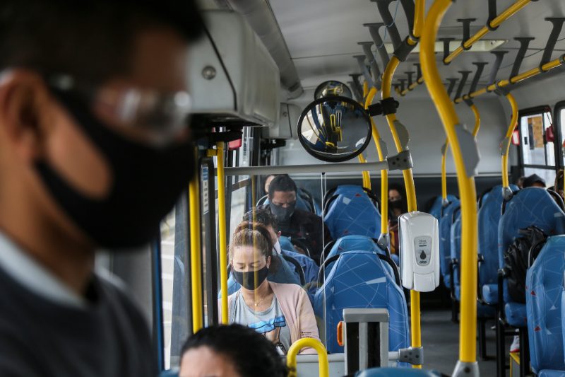 Cobrador e passageiros de máscara no transporte coletivo – Foto: Anderson Coelho/ND