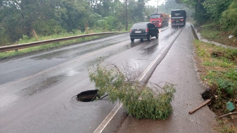 Uma das pistas est&aacute; bloqueada desde o fim da tarde – Foto: Prefeitura de Chapec&oacute;/ND