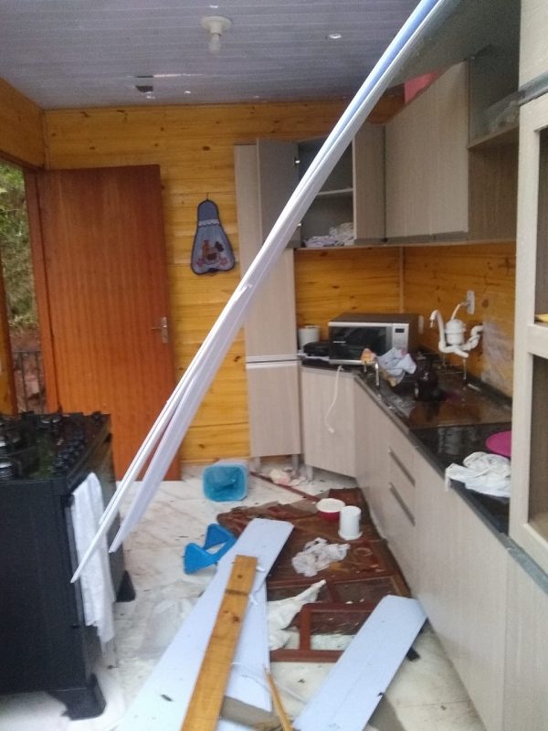 Casa em que vivem cinco pessoas ficou destru&iacute;da – Foto: Cristiane Bello das Chagas/Divulga&ccedil;&atilde;o