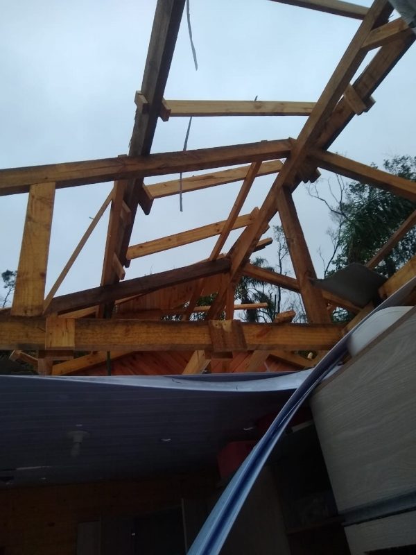 Tornado atingiu a casa de Cristiane que fica localizada no centro – Foto: Cristiane Bello das Chagas/Divulga&ccedil;&atilde;o