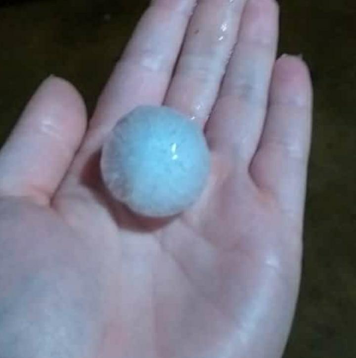 Enormes pedras de gelo ca&iacute;ram em &Aacute;gua Doce na tarde de sexta-feira (14) – Foto: Cristiane Bello das Chagas/Divulga&ccedil;&atilde;o