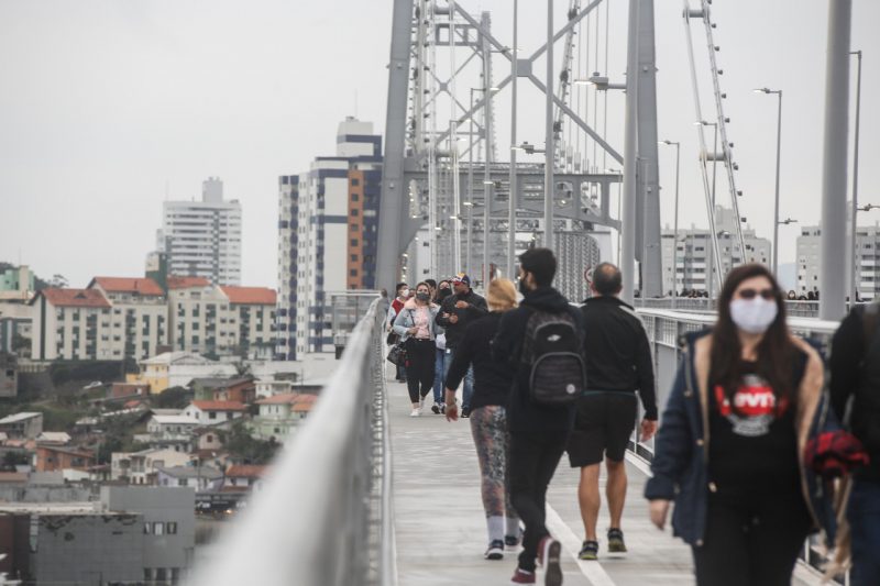 Moradores na ponte Hercílio Luz