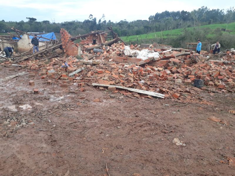 O fenômeno destruiu casas, derrubou árvores e trouxe uma série de prejuízos à cidade – Foto: Prefeitura de Irineópolis/Divulgação