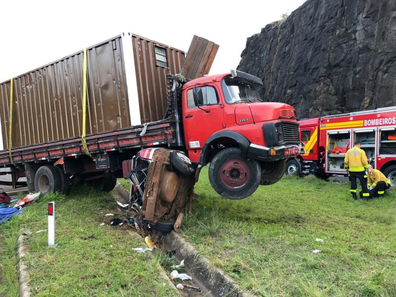 Grave acidente deixou tr&ecirc;s pessoas feridas e um &oacute;bito – Foto: Bombeiros de Chapec&oacute;/Divulga&ccedil;&atilde;o