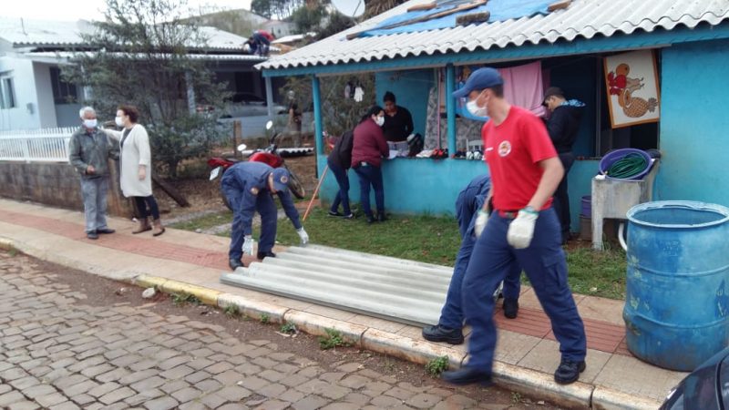 Os trabalhos contaram com a ajuda da for&ccedil;a tarefa do Corpo de Bombeiros – Foto: Divulga&ccedil;&atilde;o/Defesa Civil