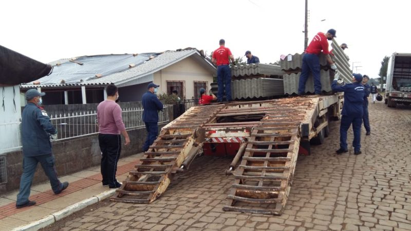 Distribui&ccedil;&atilde;o de telhas fornecidas pela Defesa Civil de Santa Catarina para as fam&iacute;lias atingidas pelo tornado na Regi&atilde;o Meio Oeste – Foto: Divulga&ccedil;&atilde;o/Defesa Civil