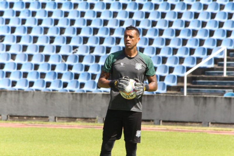 Sidão treinando em campo