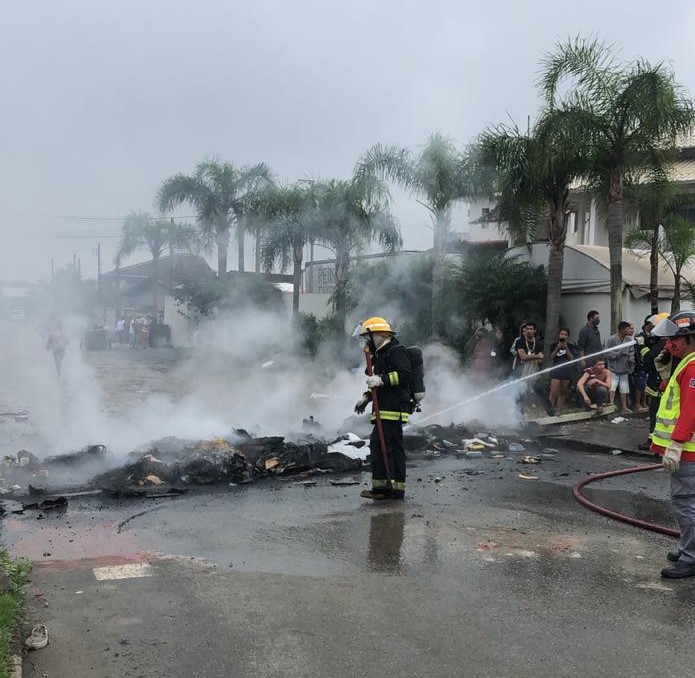Equipes dos Bombeiros Volunt&aacute;rios tamb&eacute;m estiveram no local – Foto: Pol&iacute;cia Militar/Divulga&ccedil;&atilde;o