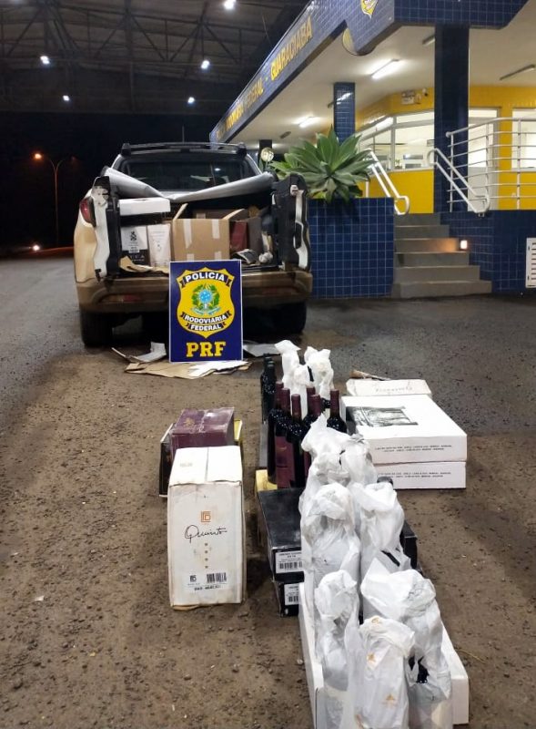 Opera&ccedil;&atilde;o apreende 378 garrafas de vinho em Descanso e Iraceminha – Foto: PRF/ND
