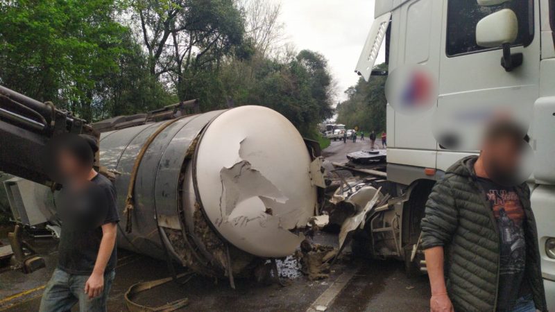 Carreta tomba e interrompe tr&acirc;nsito na BR-153 em Conc&oacute;rdia&nbsp;&nbsp; – Foto: Reprodu&ccedil;&atilde;o/ND