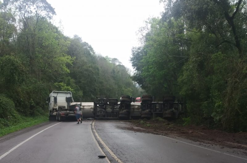Carreta tomba e interrompe tr&acirc;nsito na BR-153 em Conc&oacute;rdia&nbsp;&nbsp; – Foto: Reprodu&ccedil;&atilde;o/ND