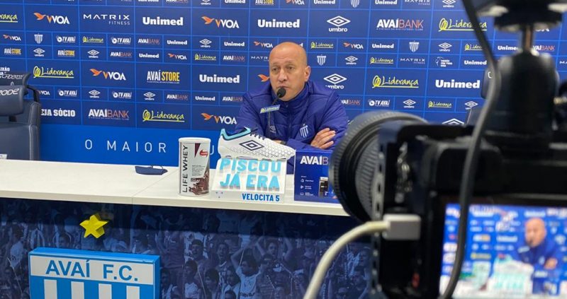 Marquinhos Santos visivelmente decepcionado com a campanha do Ava&iacute; at&eacute; aqui. – Foto: Ava&iacute;/divulga&ccedil;&atilde;o/ND