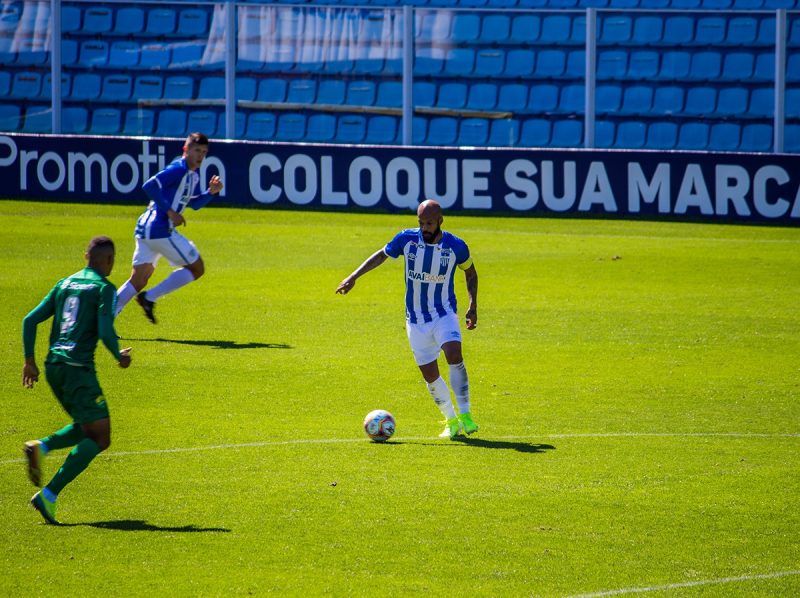 Bruno Silva domina bola próximo do meio-campo em jogo na Ressadaca