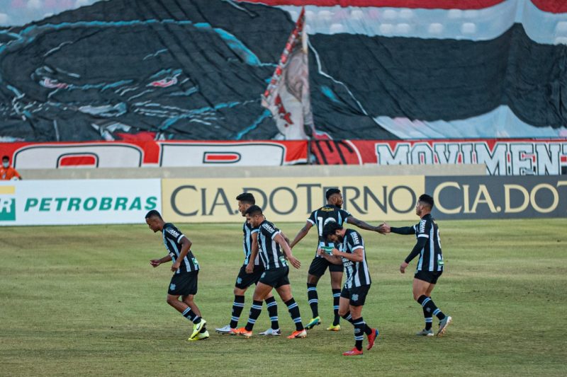 Jogadores do Figueirense comemoram o gol de Kek&eacute; – Foto: Lucas Pacheco/Grupo LX/FFC