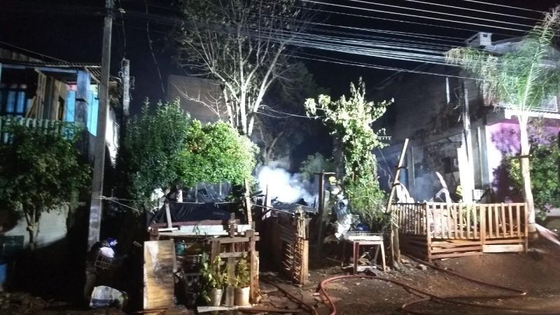 Fogo destruiu tr&ecirc;s casas de madeira em Chapec&oacute; – Foto: Tenente Andr&eacute; Nunes/Divulga&ccedil;&atilde;o/ND