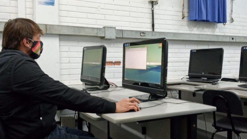 UFSC paga primeiro aux&iacute;lio para internet e come&ccedil;a a distribuir computadores para alunos, – Foto: Aline Cardozo/UFSC/ND