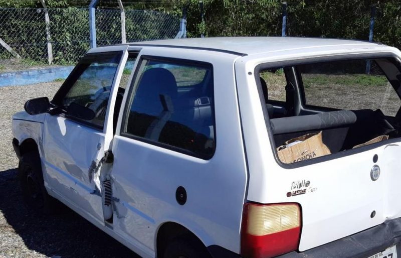 Lateral do carro tamb&eacute;m estava danificada – Foto: PRF/Divulga&ccedil;&atilde;o